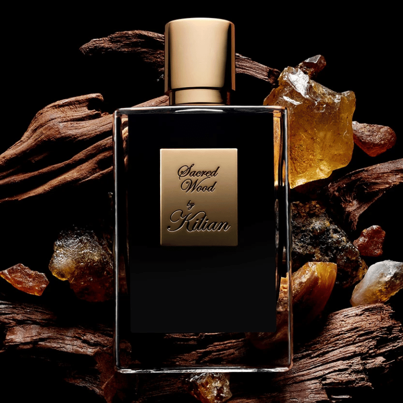 Kilian Sacred Wood EDP là một tác phẩm nghệ thuật đầy mê hoặc, mang đậm hương thơm của gỗ đàn hương quý giá từ vùng đất Mysore, Ấn Độ